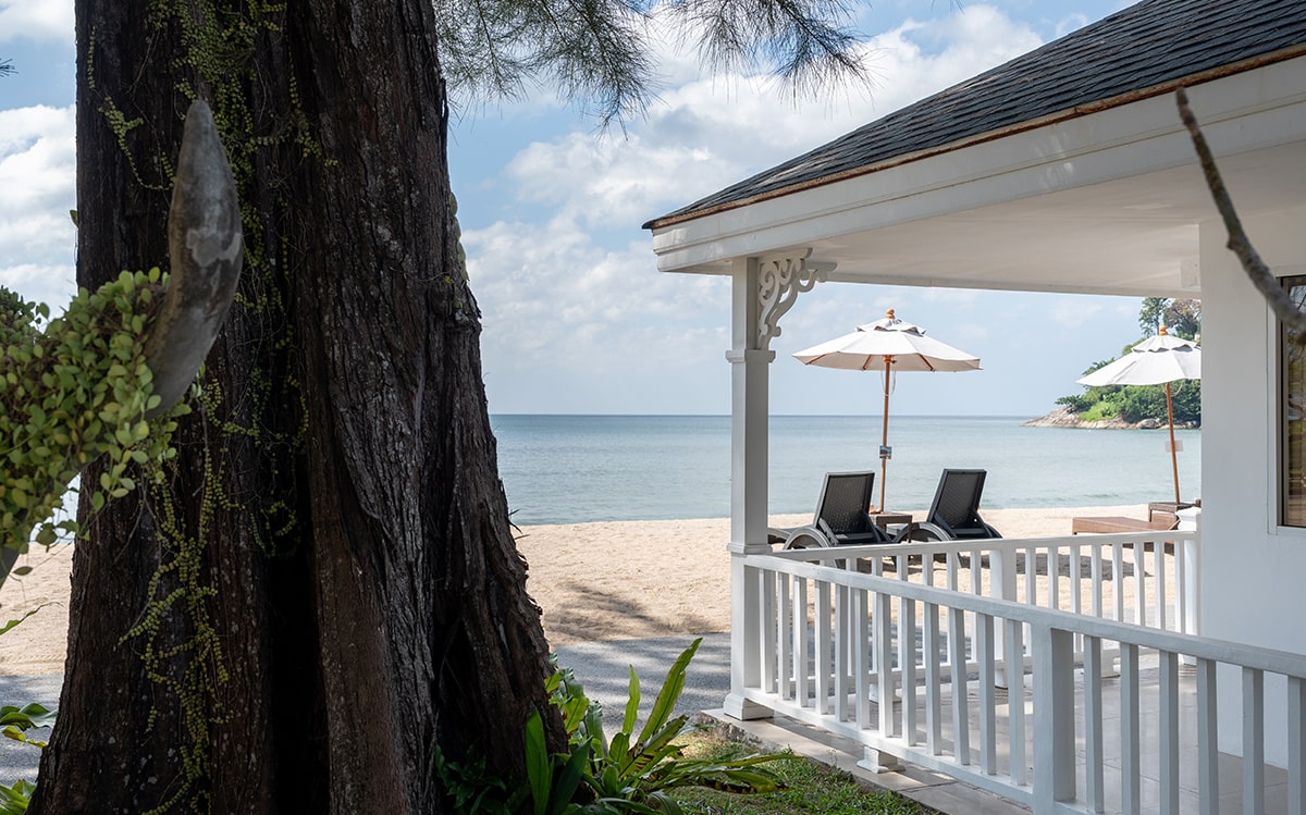 Beachfront cottage with a direct view of Kamala Beach.